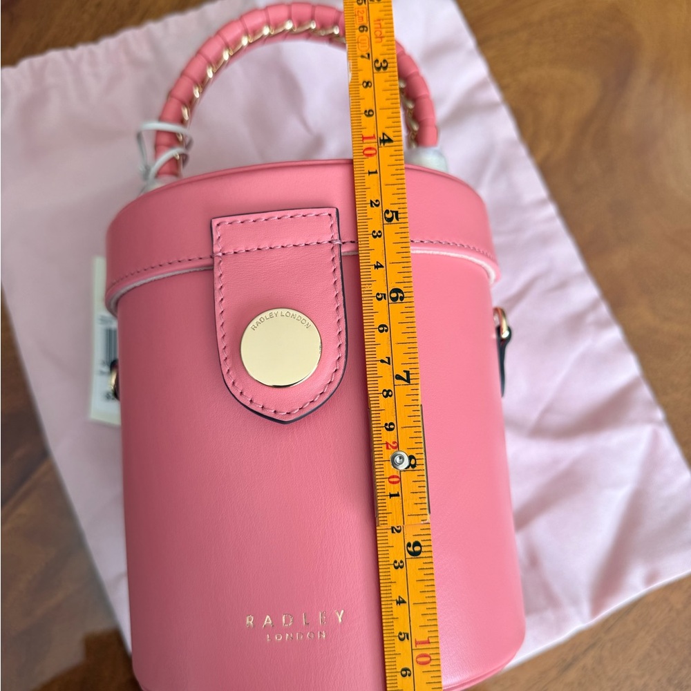Radley London 💓Elegant Pink Cylinder Handbag with tags but has a tiny scratch - Picture 13 of 17